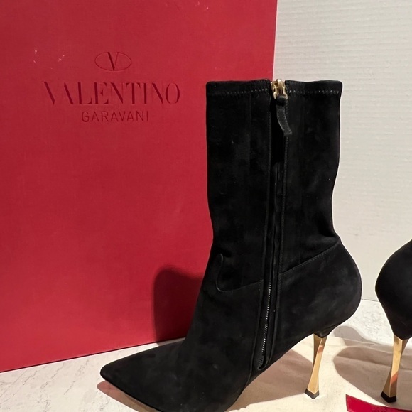 Exceptional quality 100 percent authentic Valentino suede booties. - Picture 4 of 4